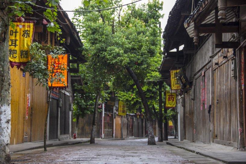 秦始皇兵马俑，两排俑之间的土堆是干什么的，为什么不挖掘？
